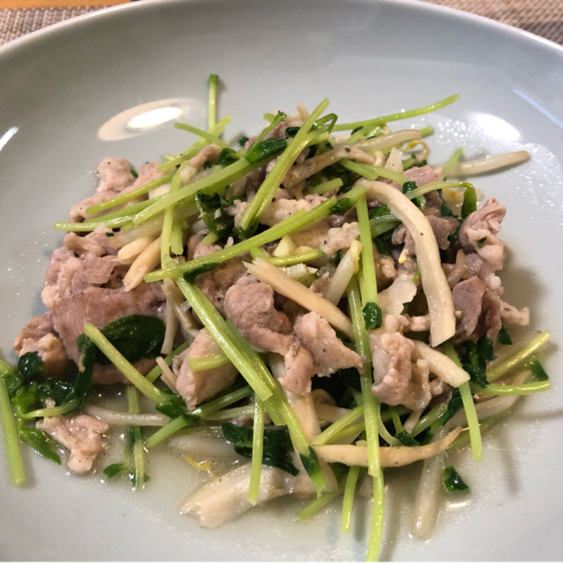 シンプルな味付けで 豆苗と豚バラのにんにく塩炒めのレシピ動画 作り方 Delish Kitchen