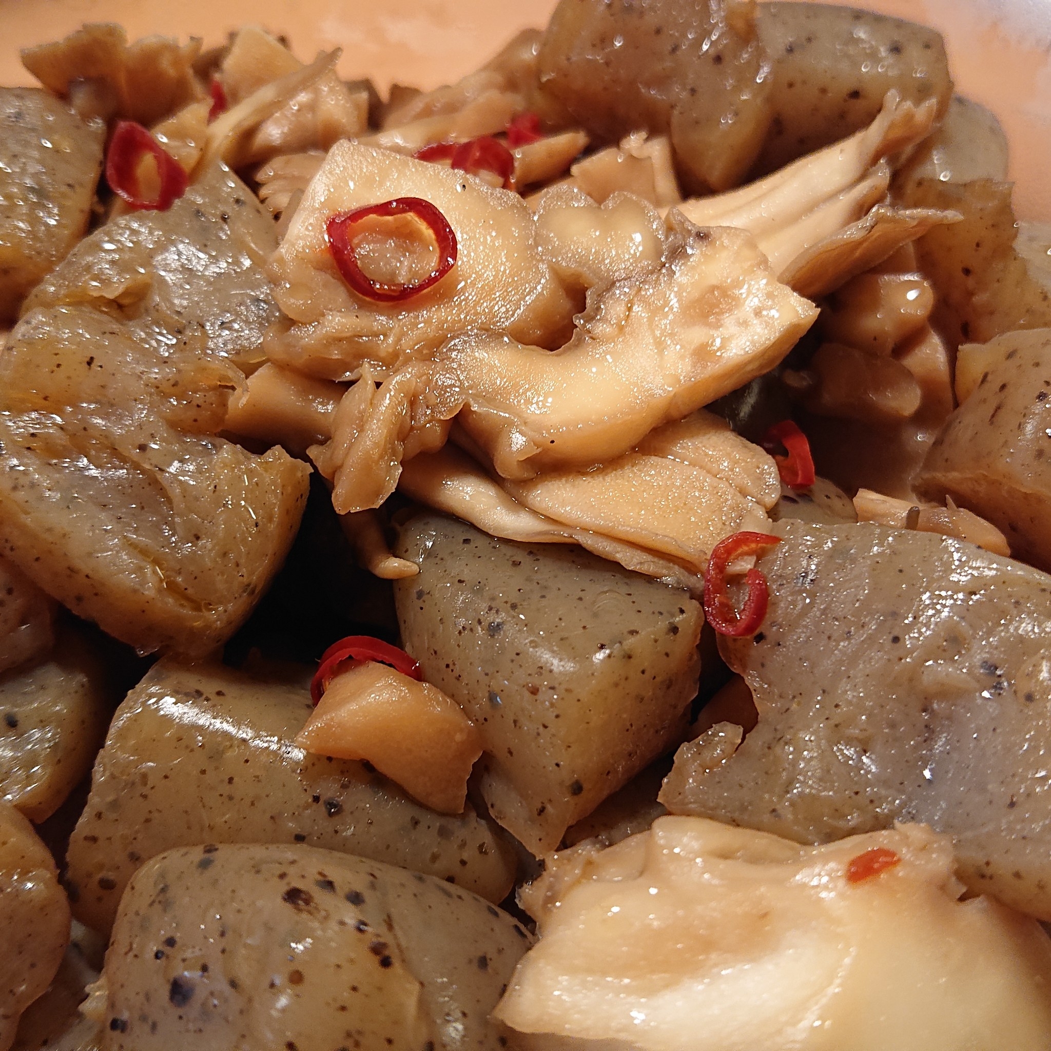 おつまみにぴったり マイタケとこんにゃくのバター醤油炒めのレシピ動画 作り方 Delish Kitchen