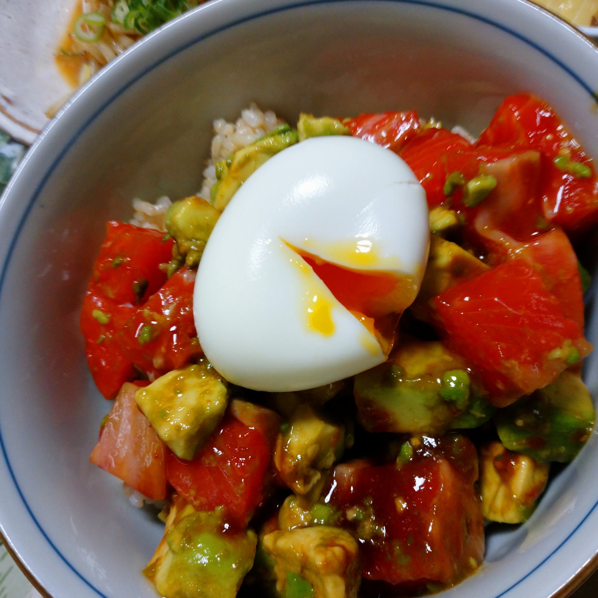 1品で満足 サーモンとアボカドのユッケ丼のレシピ動画 作り方 Delish Kitchen