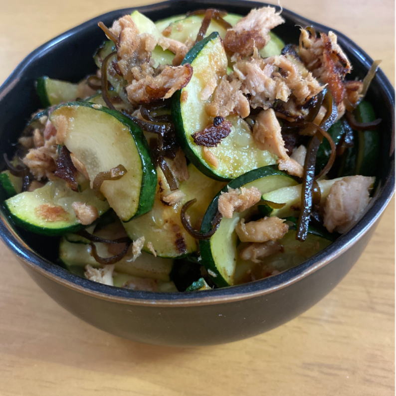 お弁当のおかずにも ズッキーニとツナの塩昆布炒めのレシピ動画 作り方 Delish Kitchen