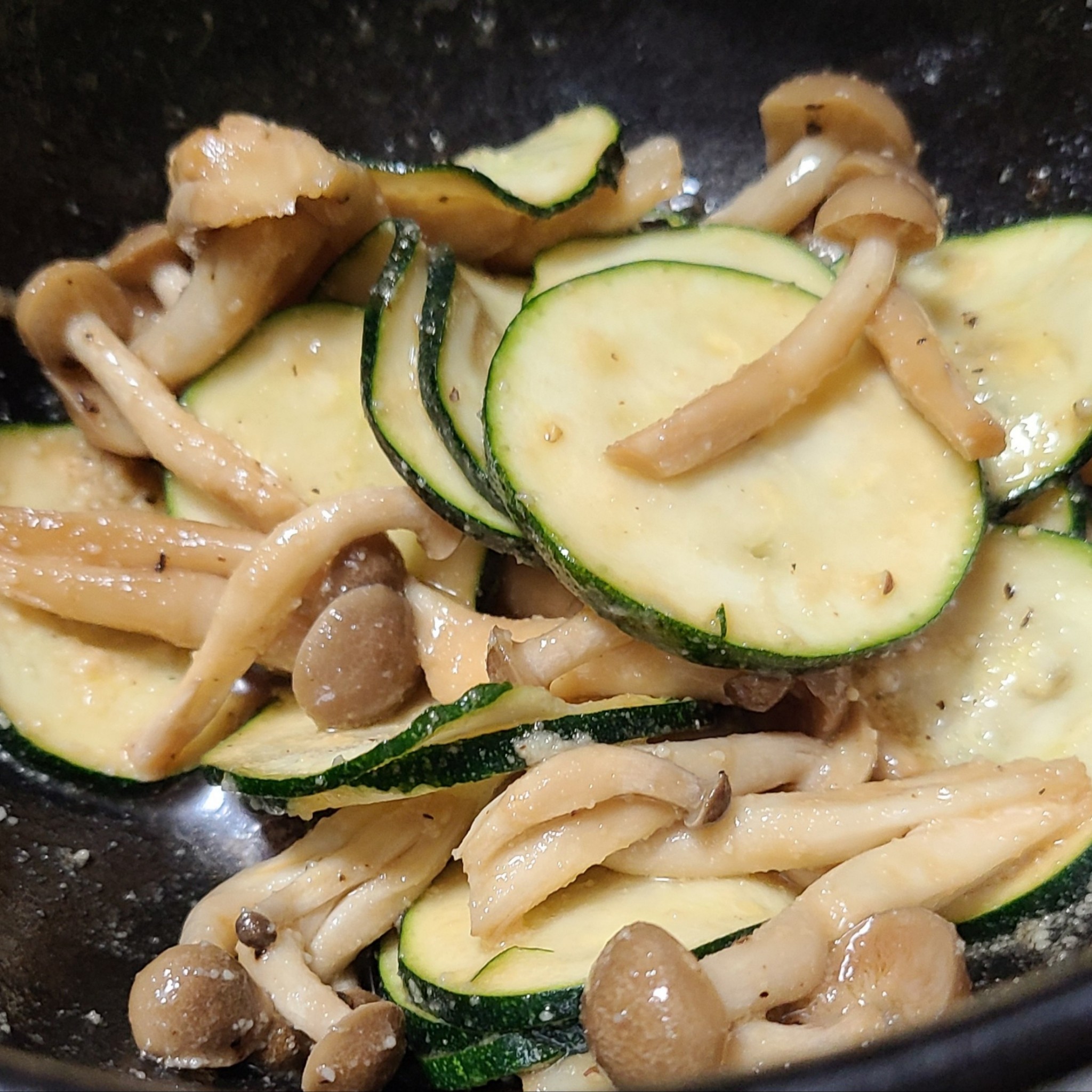 お酒にぴったり ズッキーニとしめじのチーズマリネのレシピ動画 作り方 Delish Kitchen