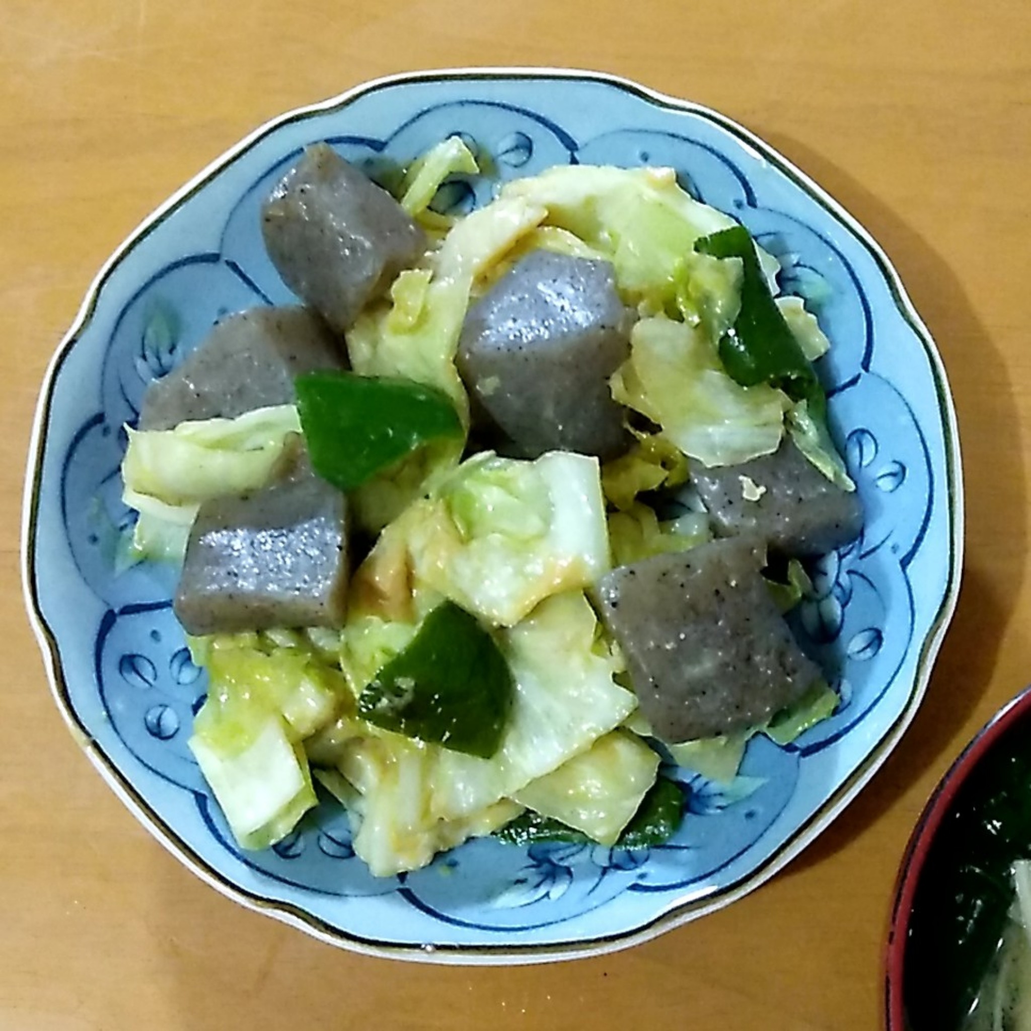 食べ応え満点 ピリ辛 回鍋こんにゃくのレシピ動画 作り方 Delish Kitchen