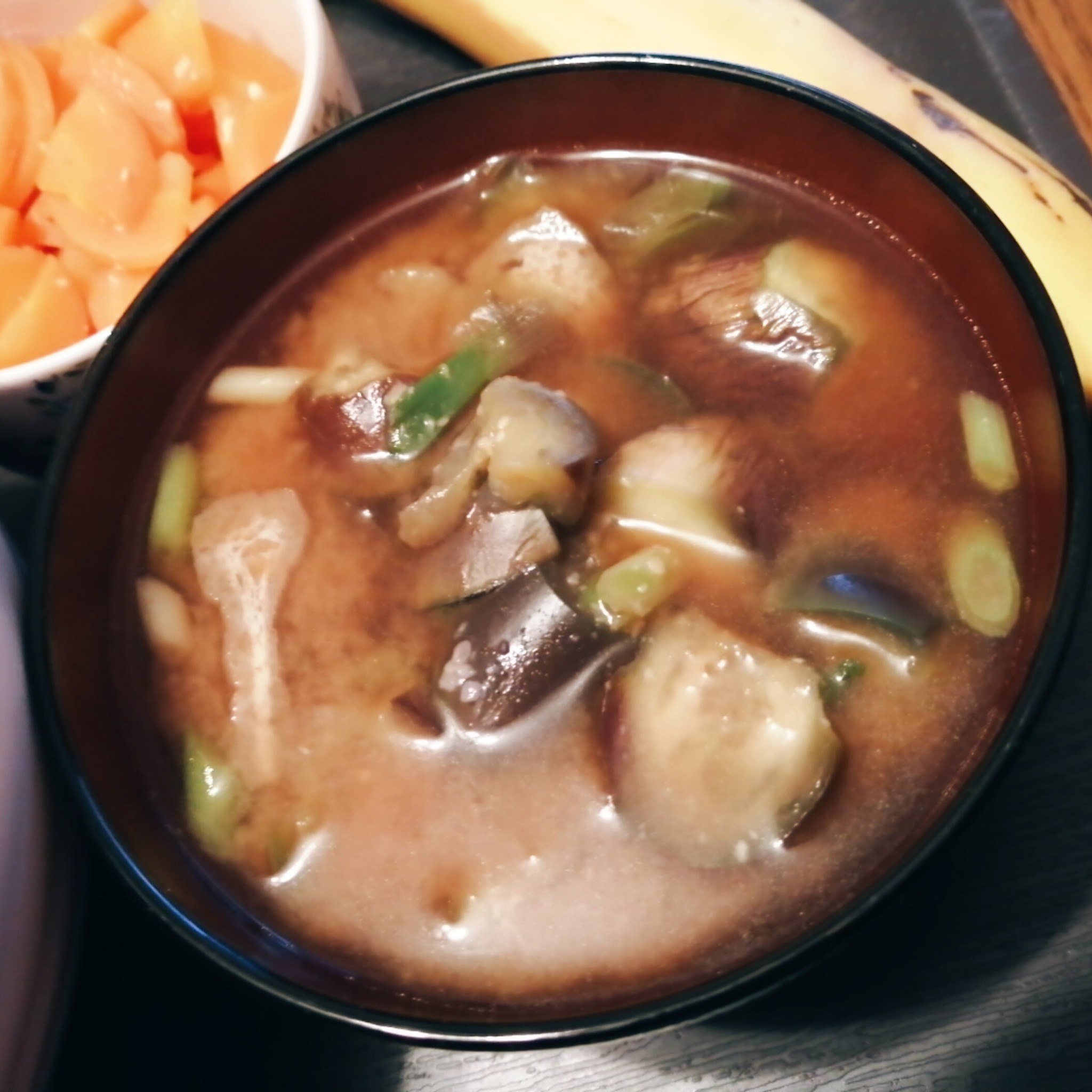 赤味噌を使って なすと油揚げの味噌汁のレシピ動画 作り方 Delish Kitchen