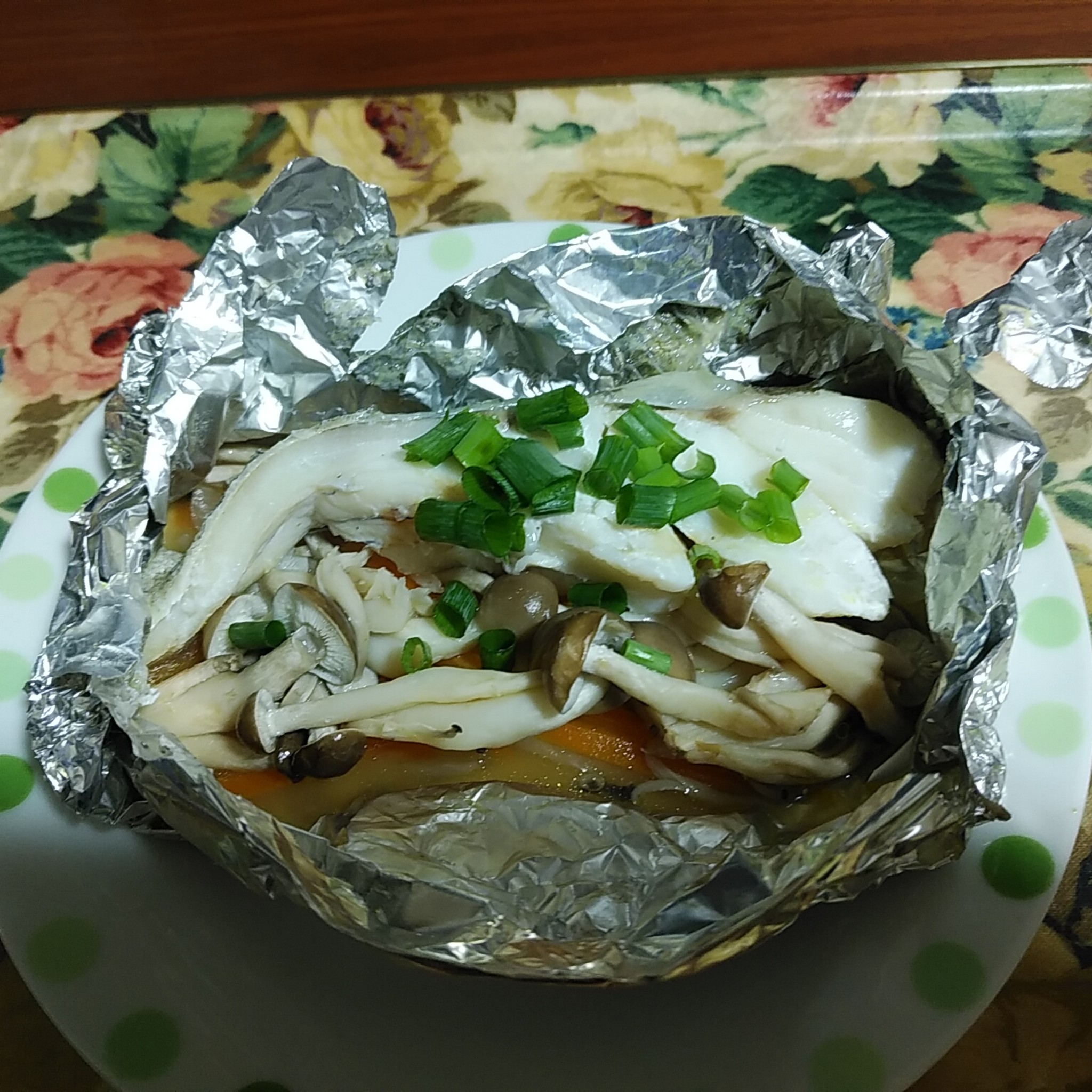 フライパンで作る タラとしめじのバターホイル蒸しのレシピ動画 作り方 Delish Kitchen