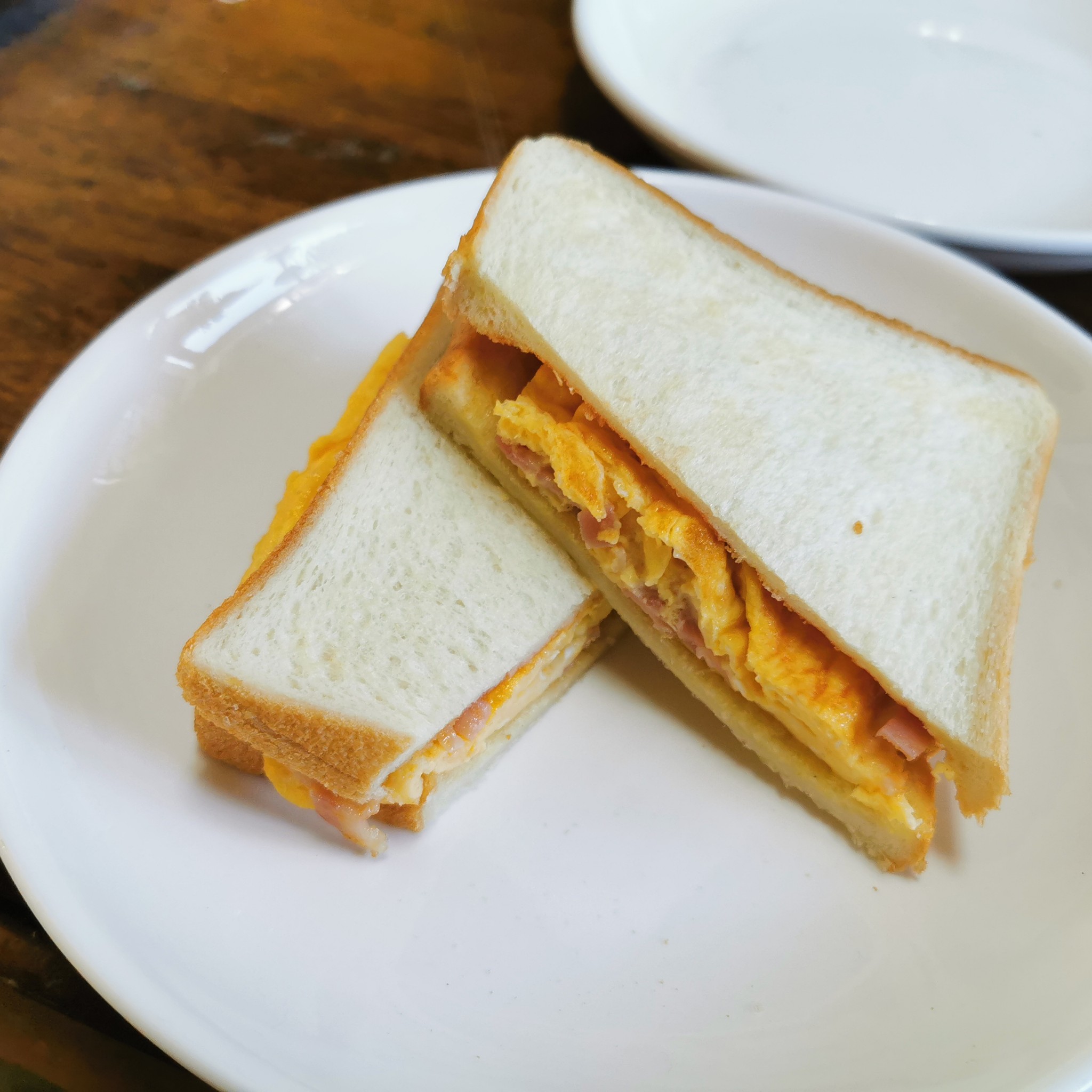 半熟状の卵がたまらない ベーコンエッグのホットサンドのレシピ動画 作り方 Delish Kitchen