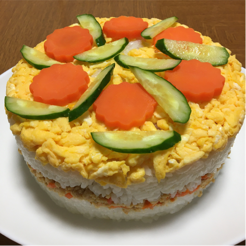 彩り鮮やか 鶏そぼろのお寿司ケーキのレシピ動画 作り方 Delish Kitchen