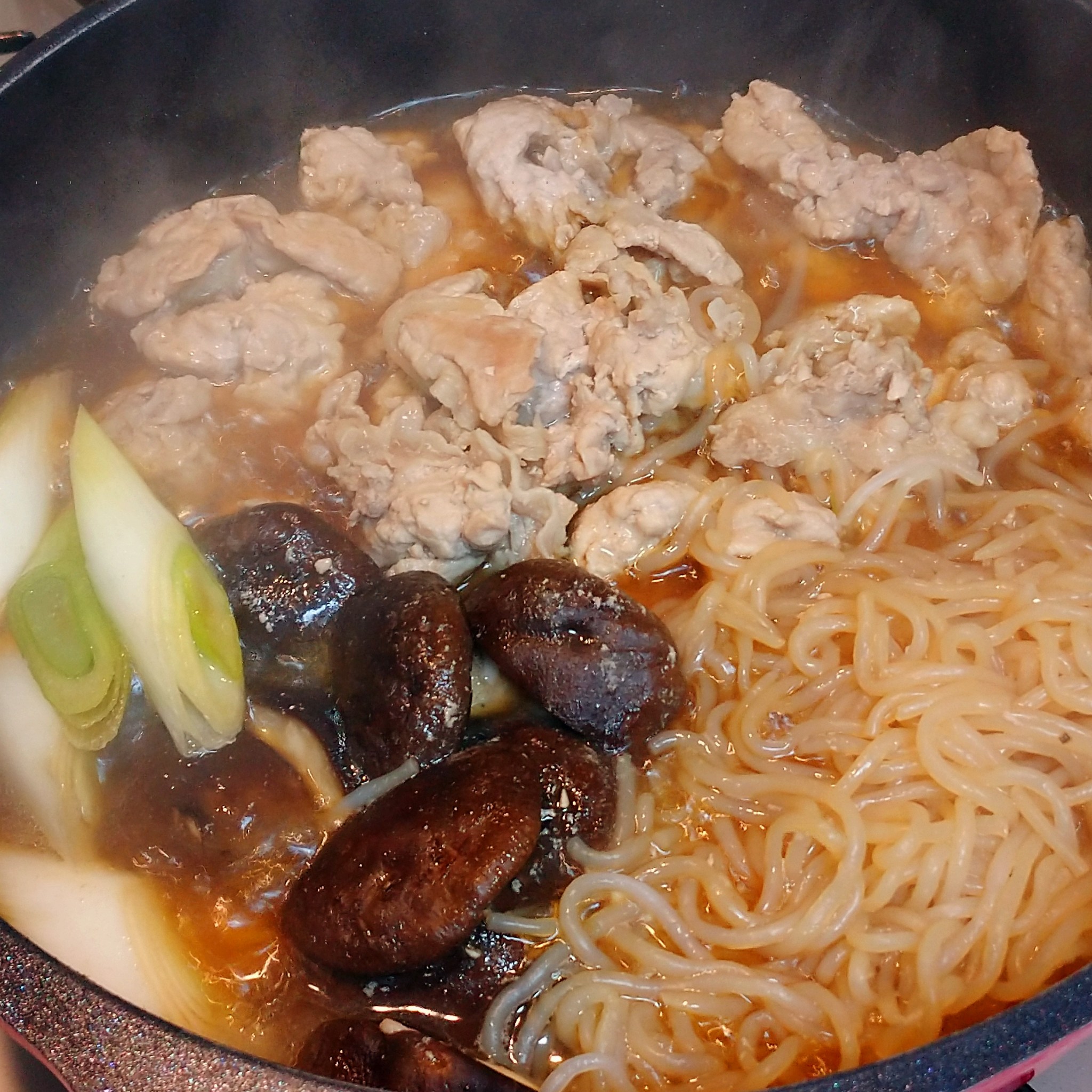 卵をからめて召し上がれ 豚肉のすき焼き風せり鍋のレシピ動画 作り方 Delish Kitchen