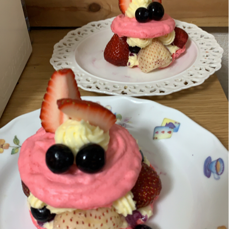 見て楽しい 食べておいしい いちごのマカロンケーキのレシピ動画 作り方 Delish Kitchen