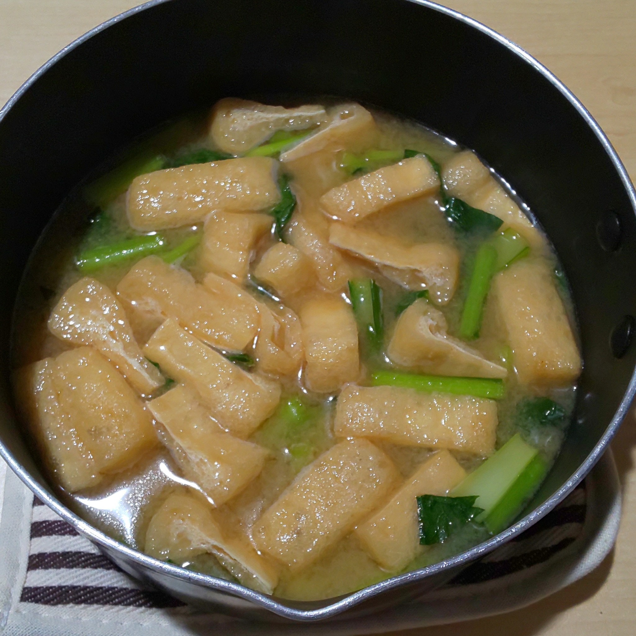 和食の定番 小松菜と油揚げの味噌汁のレシピ動画 作り方 Delish Kitchen