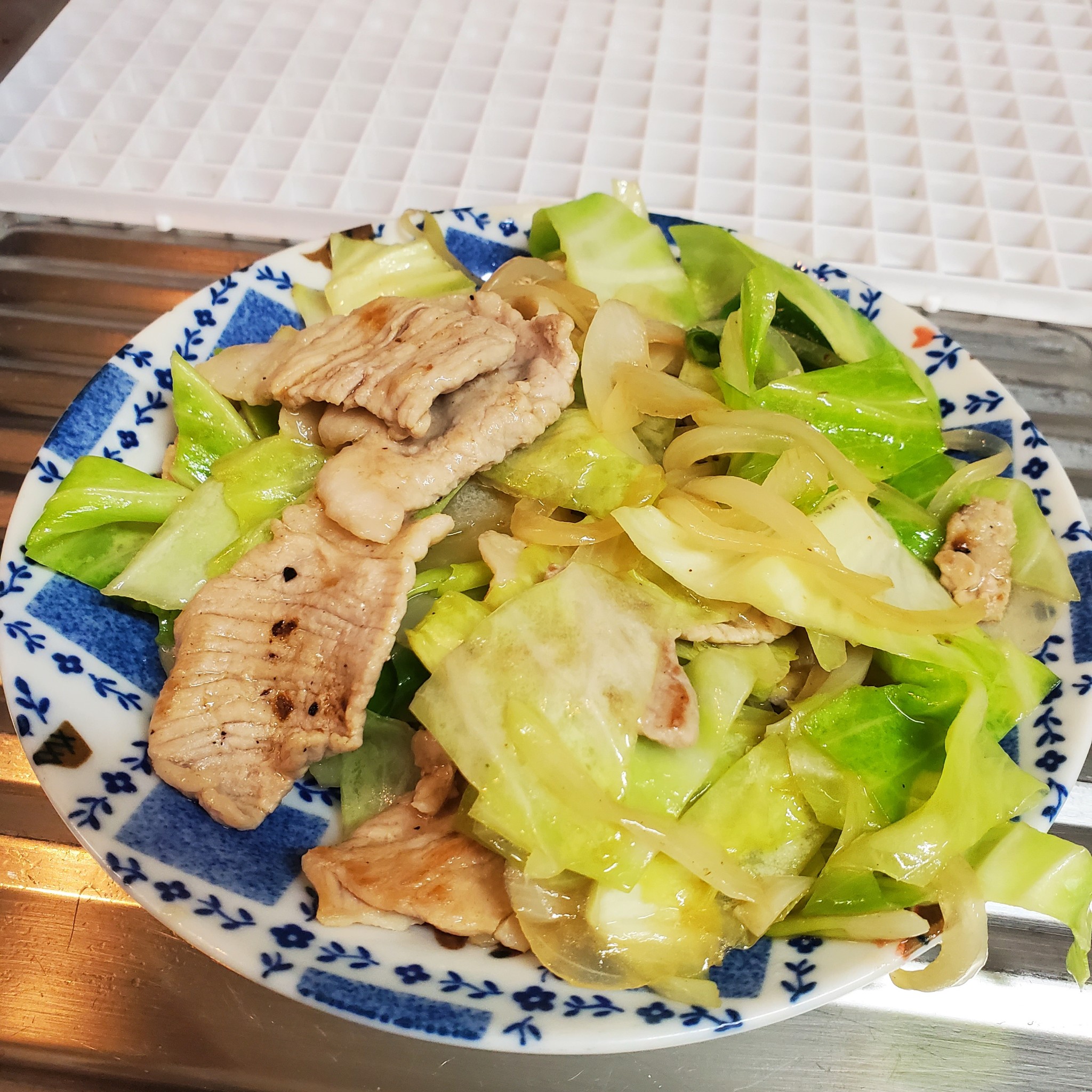 ごはんに合うおかず 豚バラとキャベツの塩だれ炒めのレシピ動画 作り方 Delish Kitchen