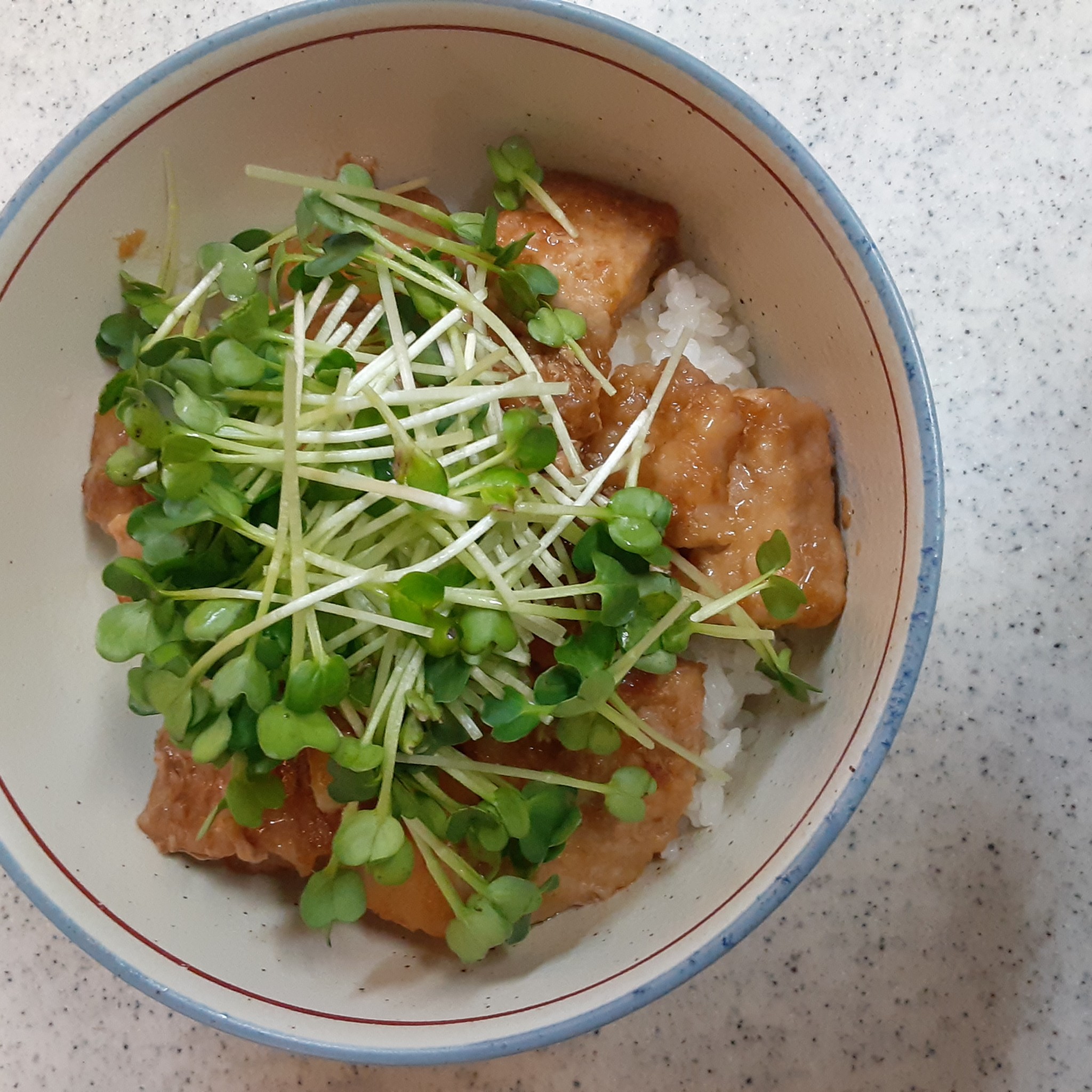 食べ応え抜群 厚切り肉で生姜焼き丼のレシピ動画 作り方 Delish Kitchen