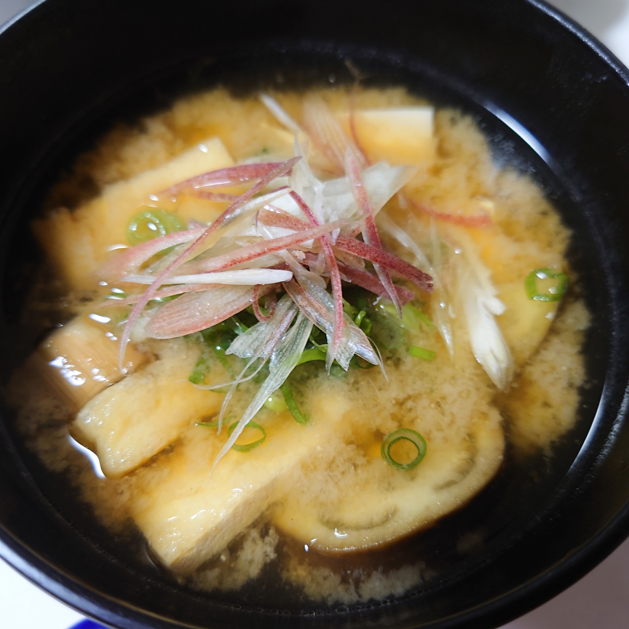 定番汁物 油揚げとなすの味噌汁のレシピ動画 作り方 Delish Kitchen