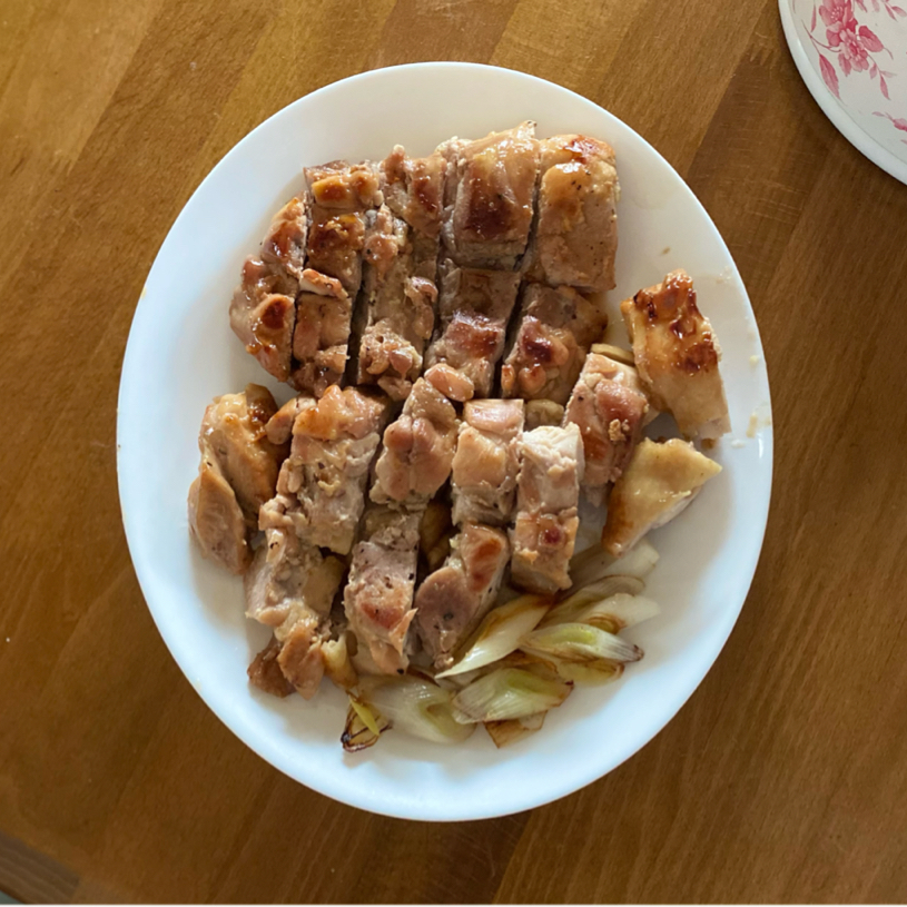 お手軽に簡単 めんつゆで鶏もも肉の照り焼きのレシピ動画 作り方 Delish Kitchen