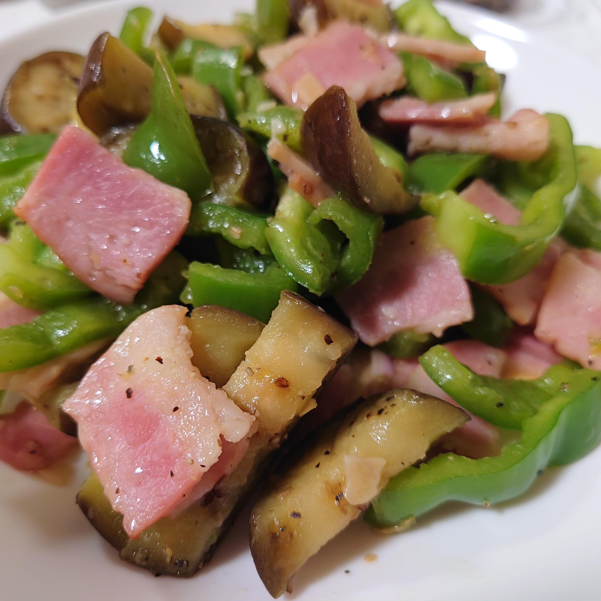 ガーリックオイルがしみてる なすとピーマンのベーコン炒めのレシピ動画 作り方 Delish Kitchen