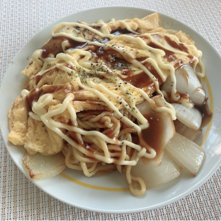 冷凍焼きそばを使って チーズソースのオム焼きそばのレシピ動画 作り方 Delish Kitchen