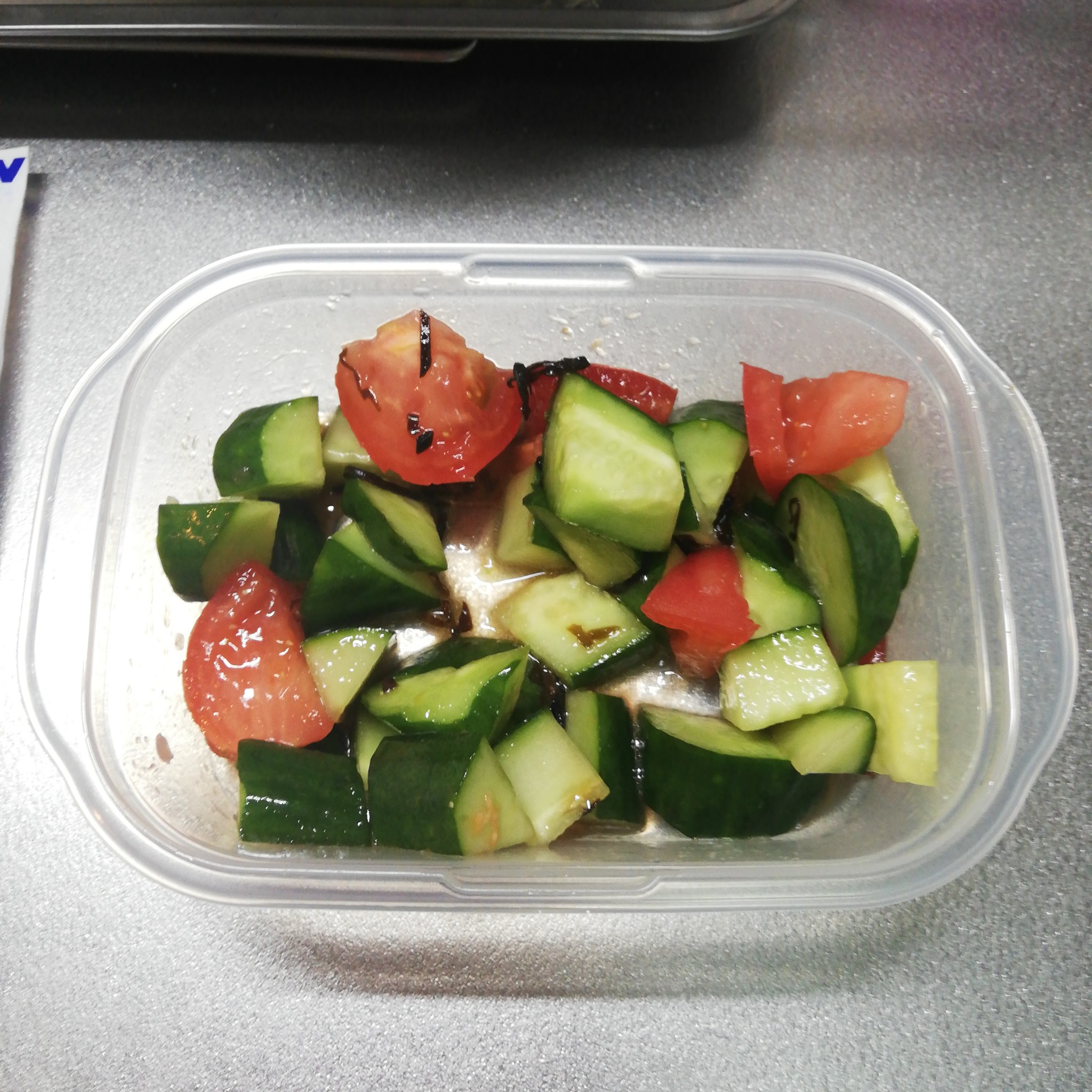 あっという間に副菜 きゅうりとトマトの塩昆布和えのレシピ動画 作り方 Delish Kitchen