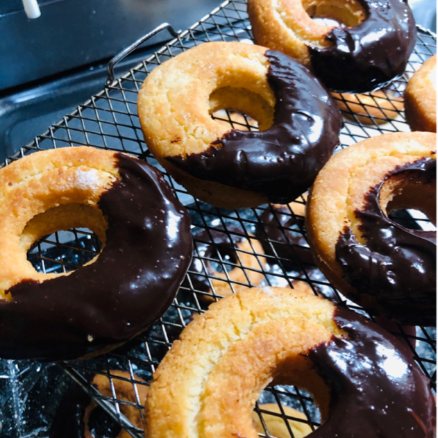 揚げたあとに一工夫 ドーナツのチョコソースがけのレビュー Delish Kitchen