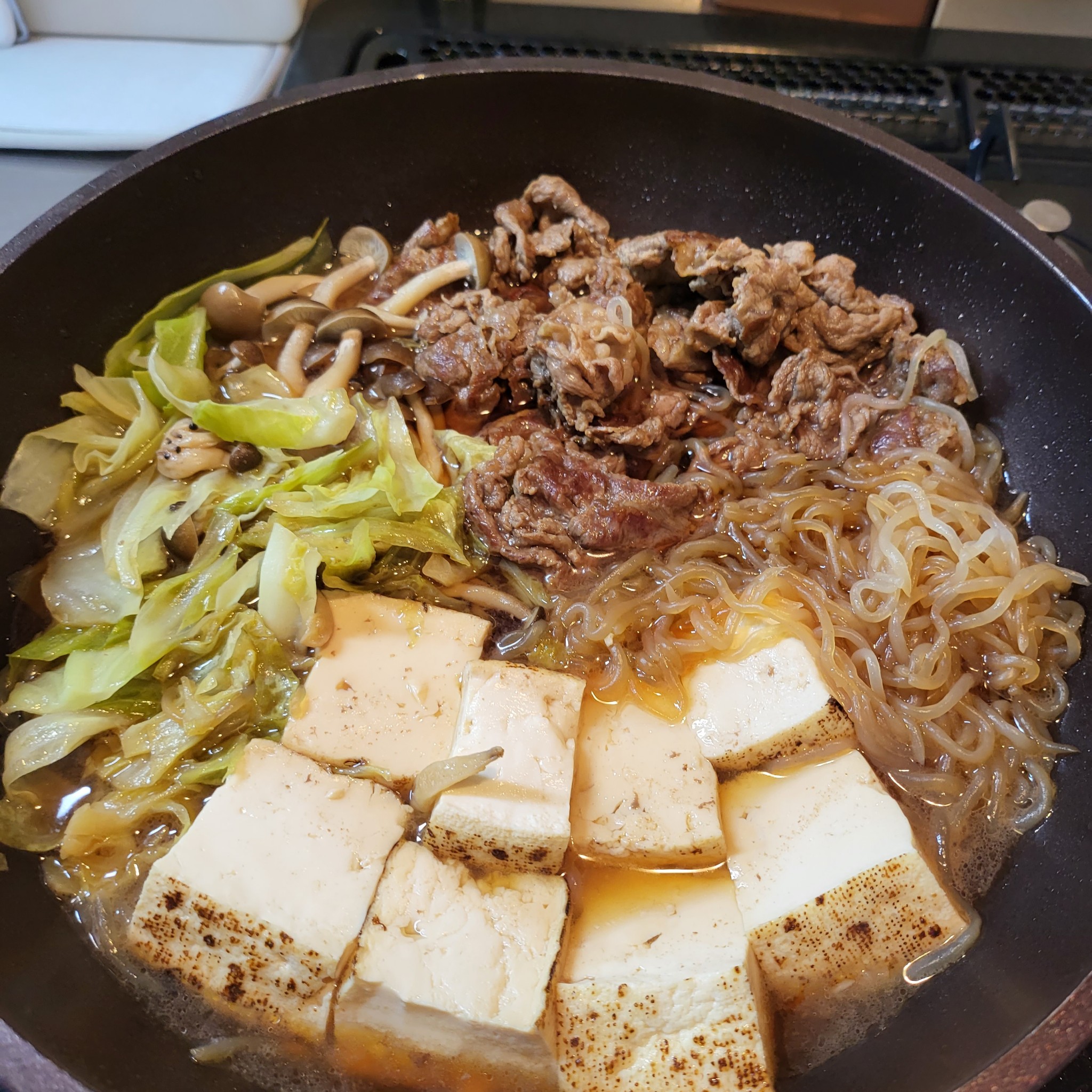 手軽なすき焼き！ 牛肉とキャベツのすき焼き風のレシピ動画・作り方