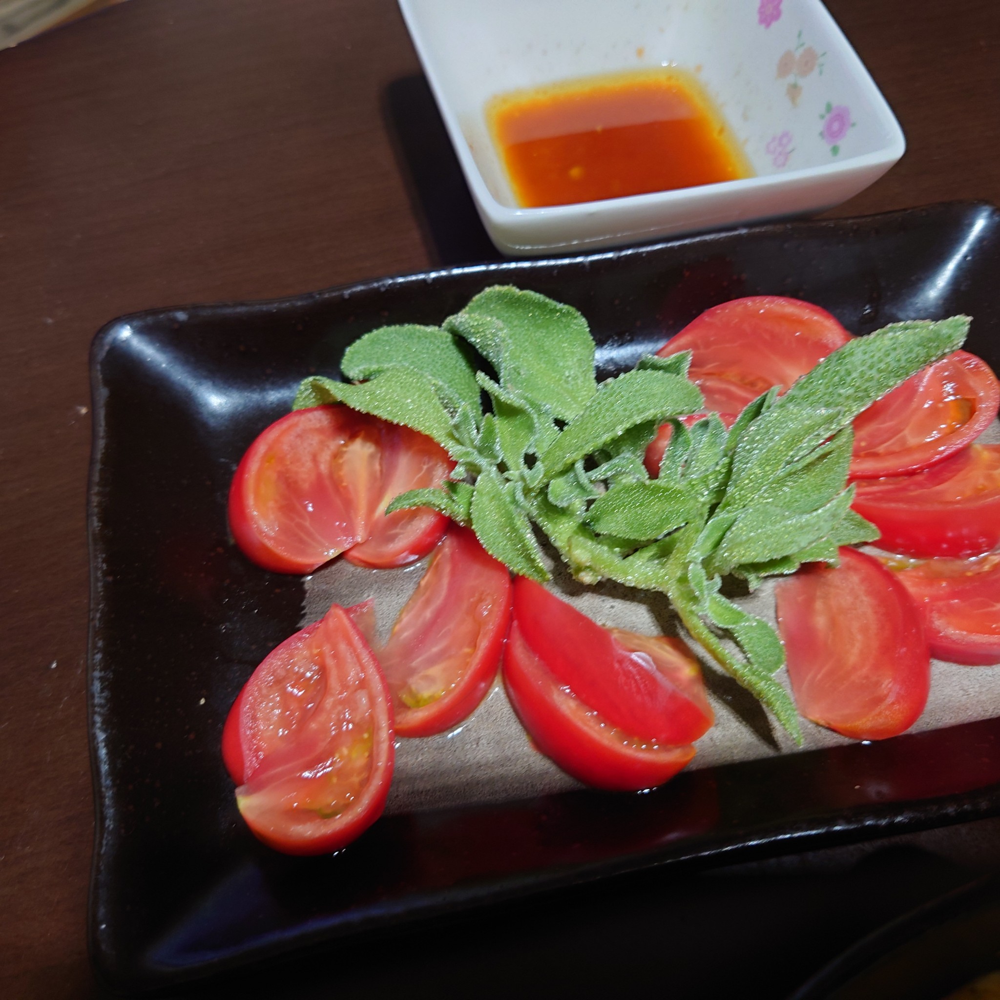 さっぱりとした辛さ♪ 冷やしトマトのわさびドレッシングがけの