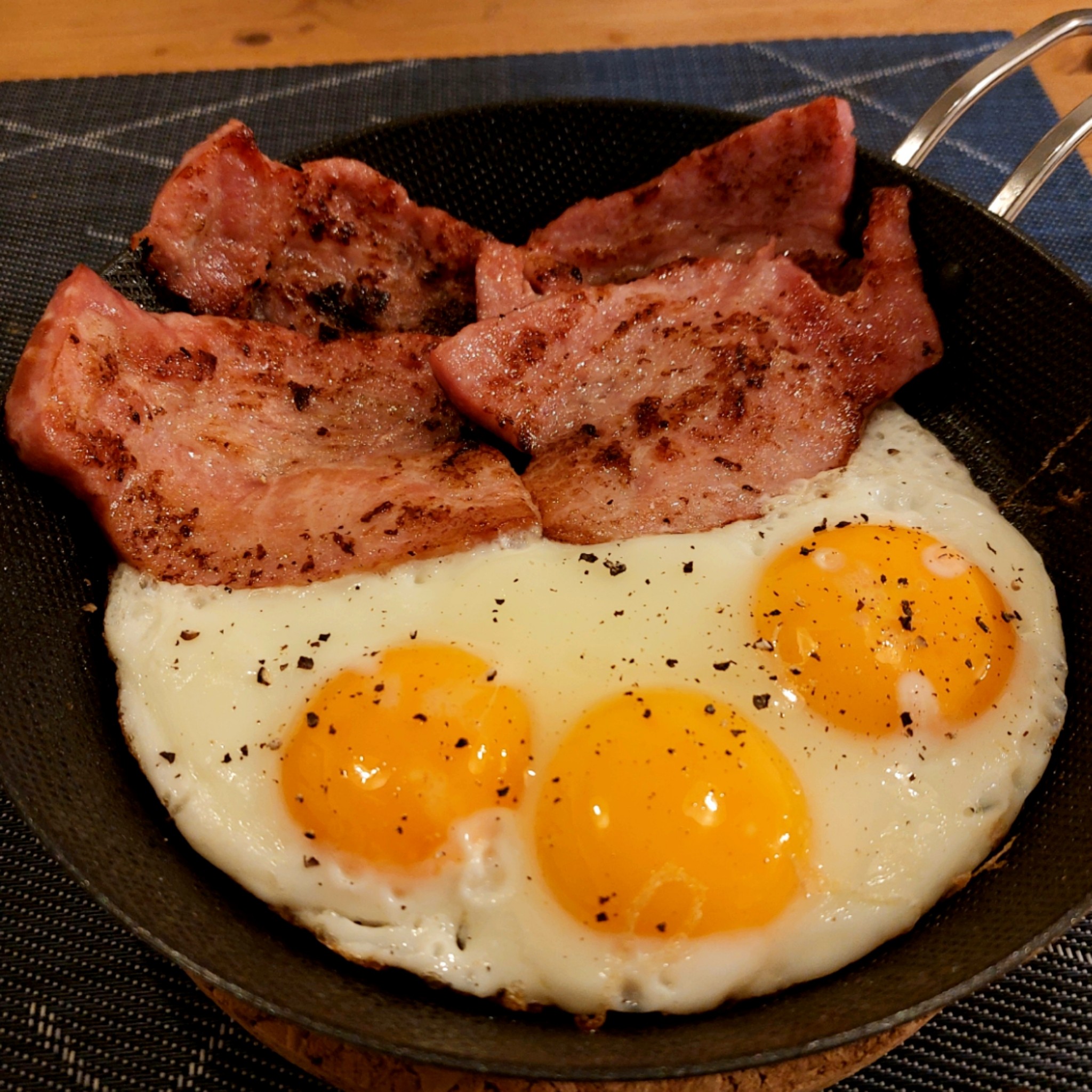 ベーコンエッグ】定番＆アレンジ！美味しくきれいに焼くコツ♪の人気