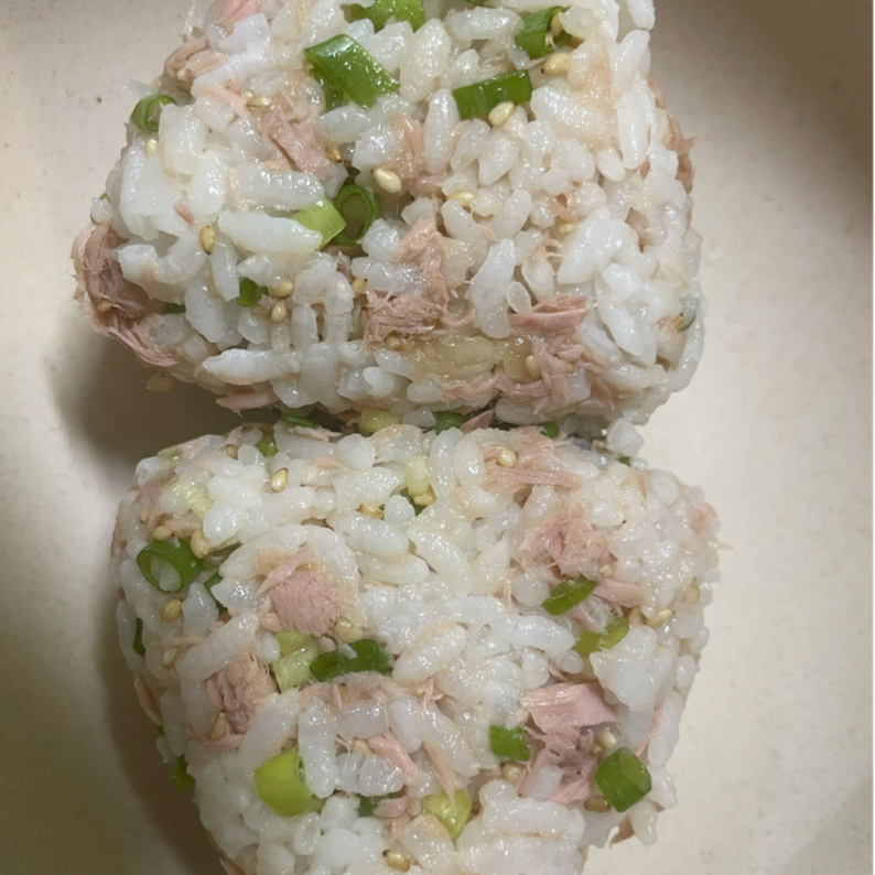 パクッとつまめる！ ツナとねぎのおにぎりのレシピ動画・作り方 | デ