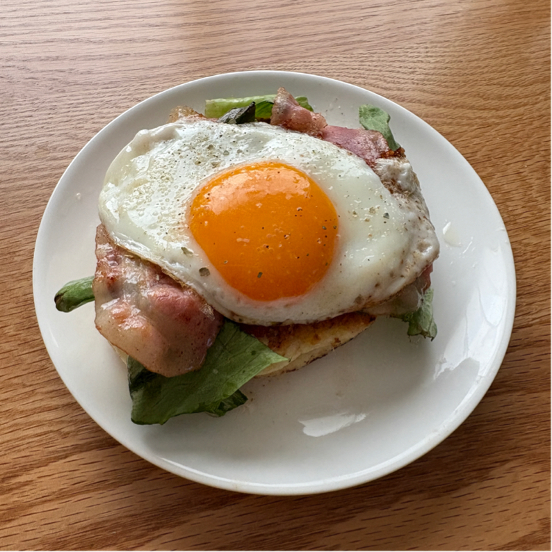 ベーコンエッグ】定番＆アレンジ！美味しくきれいに焼くコツ♪の人気