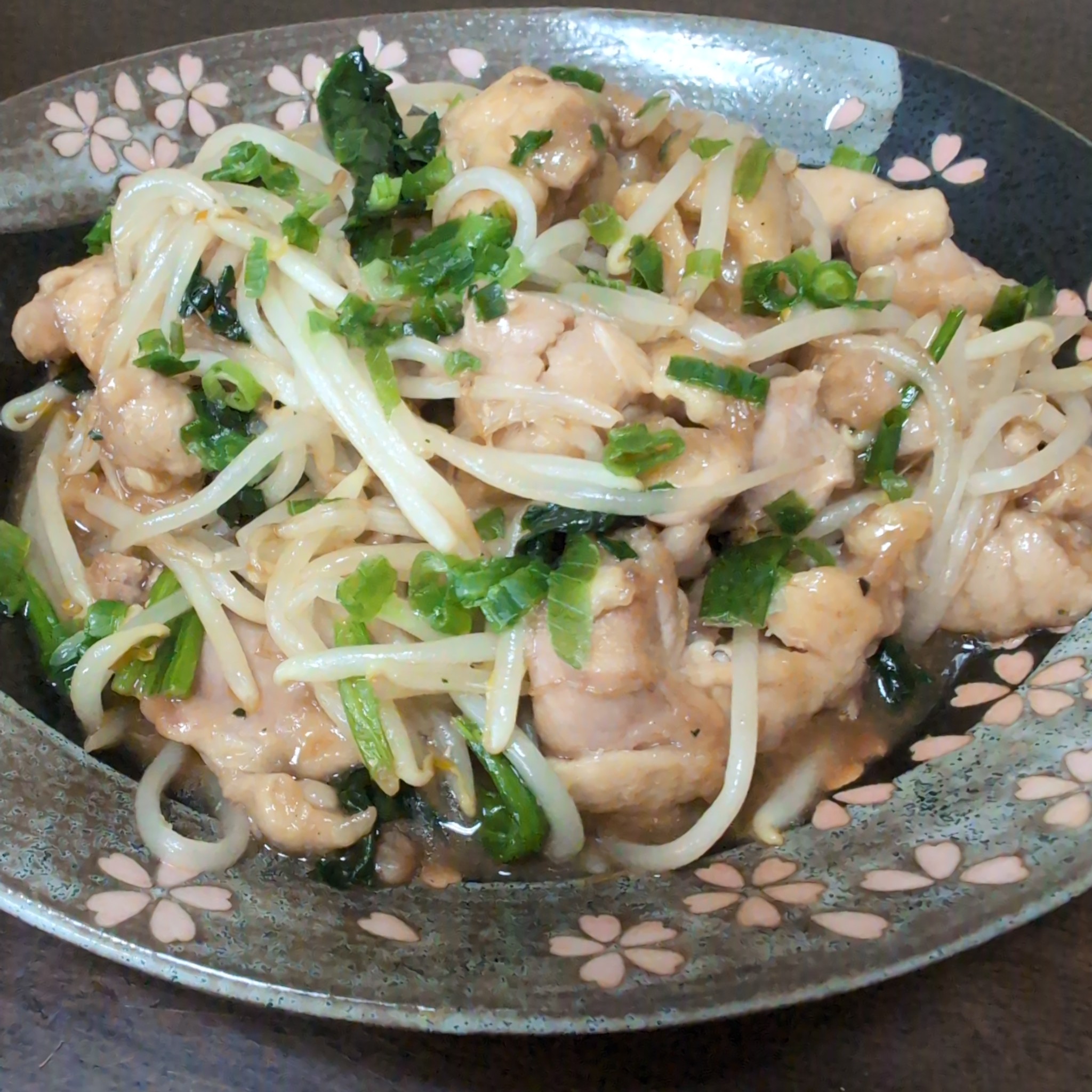 ごはん必須の味わい♪ もやしと鶏肉のオイスター炒めのレシピ動画