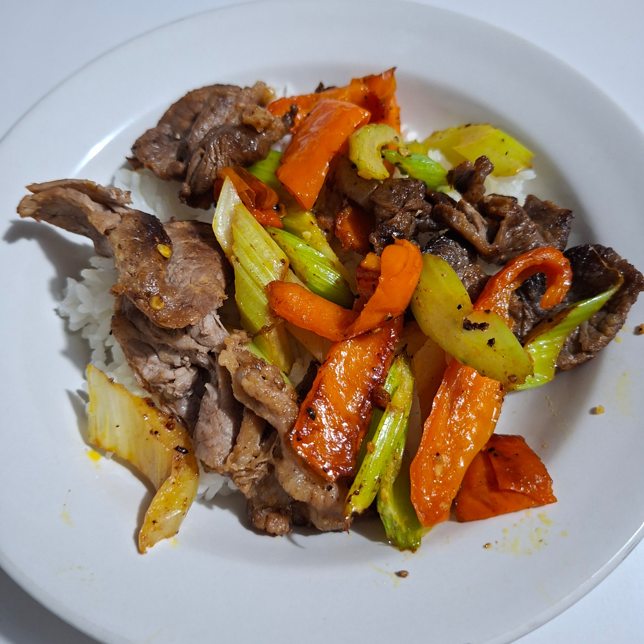 食欲そそる味わい！ 牛肉とセロリのにんにく炒めのレシピ動画・作り方